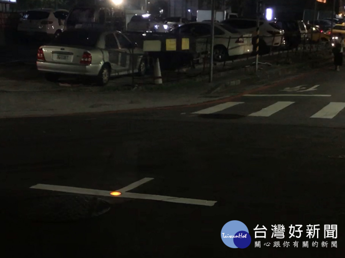 強化夜間用路安全　新北增設地面太陽能LED燈及閃光標誌