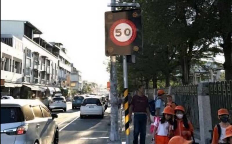 提升交通安全 南投4所國中小學區道路將設智慧路標