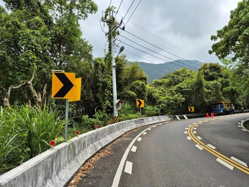 影／太平長龍路蜿蜒事故多 警增減速線、太陽能LED標誌